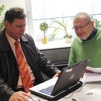 Bild vergrößern:Stadtrat Bernd Heynemann und der Ratsfraktionsgf. Reinhard Gurcke bei der Vorbereitung einer Stadtratsinitiative (v.l.n.r.)