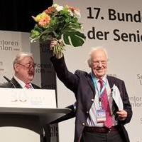 Bild vergrößern:Der neue und alte Bundesvorsitzende der Senioren-Union Otto Wulff nach seiner Wahl bei der Bundesdelegiertenversammlung am 22.11. in Magdeburg