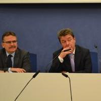 Bild vergrößern:Der Beigeordnete Klaus Zimmermann und Oberbürgermeister Dr. Lutz Trümper stellen sich den Fragen der Magdeburger Bevölkerung zum Haushaltsplan 2012