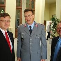 Bild vergrößern:Am Rande der Kommandoübergabe für das Landeskommando Sachsen-Anhalt Landtagspräsident Detlef Gürth, der neue Kommandeur Oberst i.G. Axel Lautenschläger und der CDU/BfM-Ratsfraktionsvors. Wigbert Schwenke MdL (v.l.n.r.) 