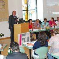 Bild vergrößern:Minister a.D. Dr. Karl-Heinz Daehre (stehend) referiert beim Landesdelegiertentag der Frauen Union über die Demografische Entwicklung in Sachsen-Anhalt