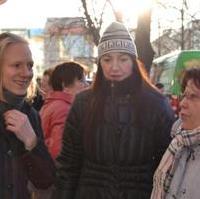 Bild vergrößern:Die Ministerin für Wissenschaft und Wirtschaft, Prof. Dr. Birgitta Wolff, im Gespräch mit Alexandra Mehnert und Renate Röhr am Rande der Meile der Demokratie 2012