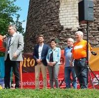 Bild vergrößern:Bei der Eröffnung des Mühlenfestes spricht Bürgermeister Klaus Zimmermann. Dahinter die Landtagskandidaten Florian Philipp, Edwina Koch-Kupfer MdL, Stadtrat Gerhard Häusler und Rolf-Dieter Weske (Verein Düppler Mühle). (v.l.n.r.)