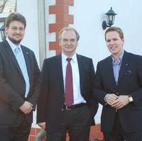 Bild vergrößern:Der CDU-Spitzenkandidat Dr. Reiner Haseloff (mitte) mit dem CDU-Kreisvorsitzenden Tobias Krull (l.) und dem stellv. CDU-Kreisvors. Tino Sorge (r.) am Rande des JU-Landestages