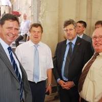 Bild vergrößern:Am Rande des Richtfestes für das Haus des Handwerks Stadtrat Bernd Heynemann, Landtagsabgeordneter Dieter Steinecke, IHK-Präsident Klaus Olbricht und sein Vizepräsident  Bernd Busse (v.l.n.r.)
