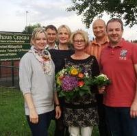 Bild vergrößern:Beim Sommerfest der Ortsverbände Ostelbien, CDU Ortsverband Magdeburg-Süd und Südost wurde dem ehemaligen Stadtrat Jens Ansorge (r.) für seine 15-jährige Tätigkeit gedankt. Zudem wurden zu ihrer Wahl gratuliert Manuel Rupsch (2.v.l.) als Stadtrat, Markus Fleck (2.v.r.) als Ortschaftsrat und Peggy Hommel (l.) zur neuen Kreisvorsitzenden der Frauen Union Magdeburg. Kreisgeschäftsführerin Doris Memmler (Mitte) erhielt nachträgliche Glückwünsche zu ihrem 50. Geburtstag
