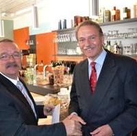 Bild vergrößern:Fraktionsvorsitzender Wigbert Schwenke MdL (l.) gratuliert Jürgen Scharf MdL (r.) zu seinem 60. Geburtstag