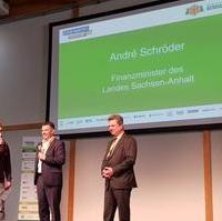 Bild vergrößern:Finanzminister Andre Schröder (m.) bei der Eröffnung der RoboCup german open am 27. April in der Messe Magdeburg