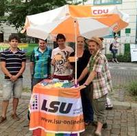 Bild vergrößern:Der CDU/LSU-Stand, inklusive eiiger Gäste aus Berlin und Halle, auf dem Christopher-Street-Day 2012 in Magdeburg