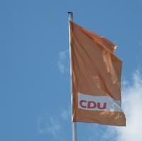 Bild vergrößern:CDU-Fahne über der CDU-Bundesparteizentrale, dem Konrad-Adenauer-Haus, in Berlin 