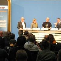 Bild vergrößern:Podium beim Diskussionsforum NETZPOLITIK der CDU mit Christoph Kappes (Unternehmer), Constanze Kurz (Informatikerin / Sprecherin Chaos Computer Club), Dr. Peter Tauber MdB (Sprecher cnetz), CDU-Generalsekretär Hermann Gröhe MdB und Tim Arnold (ProSiebenSat1 Media AG) (v.l.n.r.)