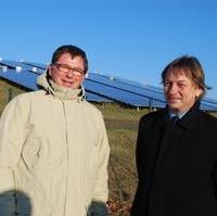 Bild vergrößern:Stadtrat Dr. Helmut Hörold und Stadtrat Andreas Schumann bei der Besichtigung des WSB Solarparks (v.l.n.r.)