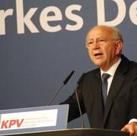 Bild vergrößern:Der Bundesvorsitzende der Kommunalpolitischen Vereinigung der CDU und CSU Deutschlands und Vorsitzende der AG Kommunalpolitik der CDU/CSU Bundestagsfraktion Peter Götz MdB begrüsst die Anwesenden beim Kongress - kommunal