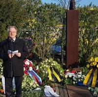 Bild vergrößern:Ministerpräsident Dr. Reiner Haseloff spricht bei der Kranzniederlegung am ehemaligen KZ-Lage MAGDA in Magdeburg Rothensee am 27. Januar 2018.
