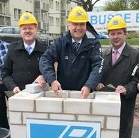 Bild vergrößern:Auch Minister Thomas Webel (2.v.l.) nahm an einer Grundsteinlegung der MWG in der Magdeburger Innenstadt teil