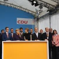 Bild vergrößern:Bundeskanzlerin Dr. Angela Merkel im Gespräch mit Vertretern der CDU Sachsen-Anhalt und den Kandidaten zur Bundestagswahl