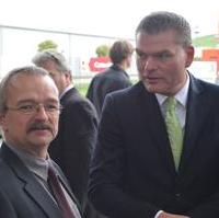 Bild vergrößern:Der Vorsitzender der CDU/FDP/BfM Fraktion im Magdeburger Stadtrat -Wigbert Schwenke MdL- und der Landesinnenminister Holger Stahlknecht MdL am Rande des 84. Deutschen Archivtages (v.l.n.r.)