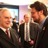 Bild vergrößern:Der CDU-Kreisvorsitzende Tobias Krull gratuliert Dr. Reiner Haseloff zum Wahlsieg der Union bei der Landtagswahl 2011 (v.r.n.l. / Photo Alexander Schröder)