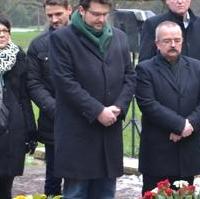 Bild vergrößern:Traditionell legten auch Vertreter der CDU Magdeburg einen Kranz für die Opfer der Bomberangriffe auf dem Magdeburger Westfriedhof nieder.