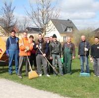 Bild vergrößern:Die engagierten Helfer des Siedlervereins Fuchsbreite und des CDU-Ortsverbandes Süd nach der gemeinsamen Reinigung des Spielplatzes Maikäferwiese