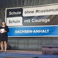 Bild vergrößern:Zum 20jährigen Bestehen des Projekts Schule ohne Rassismus - Schule mit Courage in Sachsen-Anhalt sprach Bildungsministerin Eva Feußner auf dem Magdeburger Domplatz. 