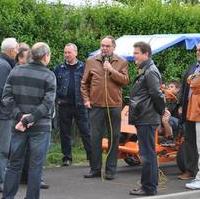 Bild vergrößern:Der Landesentwicklungsminister Dr. Karl-Heinz Daehre (mit Mikro) beim symbolischen Spatentisch für den Radweg durch Diesdorf. Mit dabei auch der Stadtrat Bernd Reppin (g.r.). 