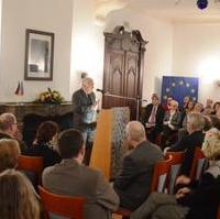 Bild vergrößern:Ministerpräsident a.D Prof Dr. Wolfgang Böhmer spricht bei der letzten Veranstaltung auf Schloss Wendgräben zum Thema 