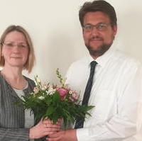 Bild vergrößern:Dr. Beate Bettecken bekommt aus Anlass ihres Geburtstages, am Rande des CDU-Kreisvorstandes am 17. Mai, Glückwünsche vom CDU-Kreisvorsitzenden Tobias Krull. 