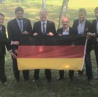 Bild vergrößern:CDU-Vertreter aus Land und Stadt wünschen dem DFB-Team alles Gute. Leider nicht mit dem erwünschten Erfolg. 