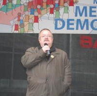 Bild vergrößern:Der Vorsitzende der Fraktion CDU/BfM im Magdeburger Stadtrat Wigbert Schwenke MdL spricht bei der Meile der Demokratie auf der Stadtratsbühne
