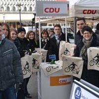 Bild vergrößern:Mitglieder der Junge Union Magdeburg sowie die potenzielle CDU-Oberbürgermeisterkandidatin Edwina Koch-Kupfer zeigen die Kampagnen-Tüten der Jugendorganisation zur Meile der Demokratie