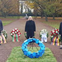 Bild vergrößern:Auf dem Westfriedhof gedenken zum Volkstrauertag Dieter Steinecke (Volksbund Dt. Kriegsgräberfürsorge), Landtagspräsidentin Gabriele Brakebusch und Bürgermeister Klaus Zimmermann (v.l.n.r.)