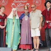 Bild vergrößern:Der Vorsitzender der IG Sudenburg, Stadtrat Michael Hoffmann (2.v.r.), im Kreise historischer Persönlichkeiten beim Sudenburger Strassenfest