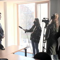 Bild vergrößern:Tobias Krull MdL stellt sich den Fragen von Studentinnen der Hochschule Magdeburg-Stendal. 