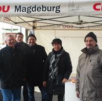 Bild vergrößern:Den ganzen Tag unterstützten auch zahlreiche Stadträte den Stand der CDU Magdeburg wie hier. Stadtrat Gunter Schindehütte, Michael Otto, Stadtrat Bernd Heynemann, Bärbel Nether und Stadtrat Frank Schuster (v.l.n.r.)