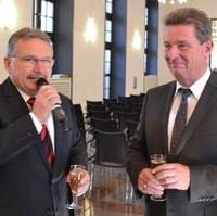 Bild vergrößern:Bürgermeister Klaus Zimmermann gratuliert Oberbürgermeister Dr. Lutz Trümper zu seinem 60zigsten Geburtstag (v.l.n.r.)