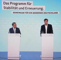 Bild vergrößern:Die Vorsitzenden von CDU, Armin Laschet, und CSU, Markus Söder, stellen gemeinsam am 21.06.2021 das Regierungsprogramm der Unionsparteien für die Bundestagswahl vor. (v.l.n.r.)