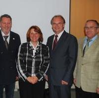Bild vergrößern:Der wiedergewählte KPV-Landesvorsitzende Dieter Klein mit seiner Stellvertreterin Heike Brehmer MdB, dem Wirtschaftsminister Dr. Reiner Haseloff und seinem zweiten Stellvertreter Erich Eckart nach ihrer Wahl durch die Landesdelegiertenversammlung (v.l.n.r.)