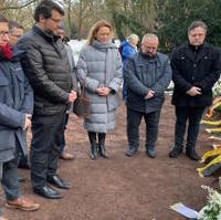 Bild vergrößern:Kranzniederlegung auf dem Magdeburger Westfriedhof in Erinnerung an die Zerstörung Magdeburgs am 16. Januar 1945