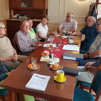 Bild vergrößern:Einige Mitglieder der Senioren Union Magdeburg trafen sich am 24. August. Thema war unter anderem der Entwurf des Koalitionsvertrages. 