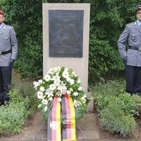 Bild vergrößern:Gedenken an den militärischen Widerstand vom 20. Juli 1944 an der Gedenkstele an den Mitverschwörer Henning von Tresckow. 