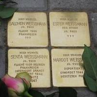Bild vergrößern:Die Stolpersteine die in Erinnerung an die Familie Weissmann, die unter der Nationalsozialistischen Diktatur ermordert wurden bzw. deren Schicksal teilweise unbekannt ist, in Magdeburg verlegt wurden.  