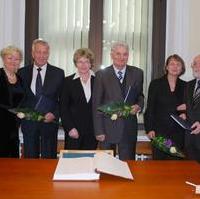 Bild vergrößern:Die Ehrenstadträte Eberhard Seifert, Gerhard Heinl und Johannes Rink mit ihren Ehefrauen nach der Verleihung der Ehrenurkunden und der Eintragung in das Goldene Buch der Landeshauptstadt (v.l.n.r.)