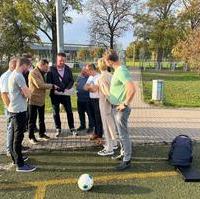 Bild vergrößern:Die CDU – Ratsfraktion schaute sich gestern (17.10) die Trainingsbedingungen des 1. FC Magdeburg an. Der Stadtrat hatte in der Juni-Sitzung die Unterstützung für den 1. FC Magdeburg bei der Verbesserung der Infrastruktur für den Spiel- und Trainingsbetrieb beschlossen.