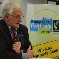 Bild vergrößern:Manfred Holz, Fairtrade-Ehrenbotschafter, spricht bei der Verleihung des Titels 