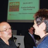 Bild vergrößern:Die Stadtratsvorsitzende Beate Wübbenhorst und der Vorsitzende der Fraktion CDU/Bund für Magdeburg Wigbert Schwenke MdL am Rande der Freischaltung des Kita-Portals der Landeshauptstadt (v.r.n.l.)