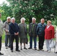 Bild vergrößern:Mitglieder der Senioren Union Magdeburg werden im Rahmen einer Führung durch Horst Luding (4.v.r.)  mit den Schön- und Eigenheiten des Herrenkrugparks vertraut gemacht. Als Gast mit dabei der Stadtrat Bernd Heynemann (g.l.)