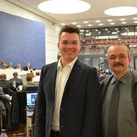 Bild vergrößern:Schülerpraktikant Erik Bendler und Fraktionsvorsitzender Wigbert Schwenke MdL am Rande der Januarsitzung des Stadtrates (v.l.n.r.)