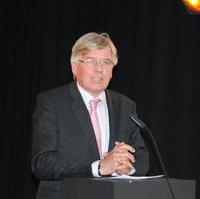 Bild vergrößern:Der Wissenschafts- und Wirtschaftsminister Hartmut Möllring spricht beim 1. KreativSalon im Forum Gestaltung