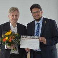Bild vergrößern:Zu seiner 25jährigen Mitgliedschaft in der CDU Magdeburg gratulierte der CDU-Kreisvorsitzende Tobias Krull MdL dem CDU-Landesschatzmeister Dr. Karl Gerhold am 15. Juni